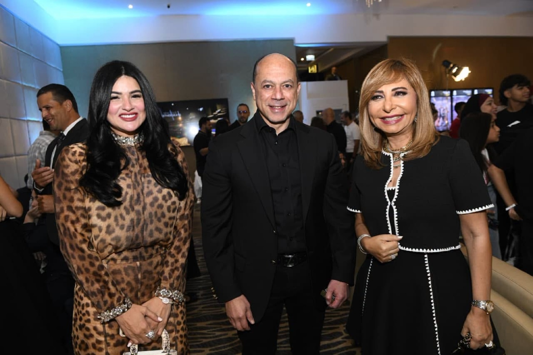 لميس الحديدي وتامر مرسي وزوجته الفنانة المعتزلة نسرين إمام في العرض الخاص للفيلم لميس الحديدي وتامر مرسي وزوجته الفنانة المعتزلة نسرين إمام في العرض الخاص للفيلم