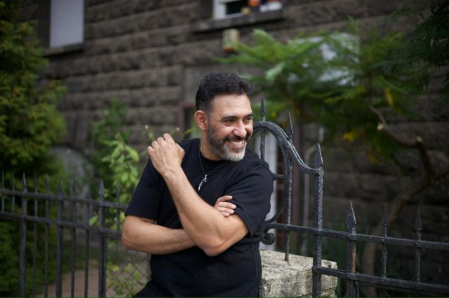 عمرو مصطفى هدد باللجوء للقضاء بعد انتهاك خصوصيته