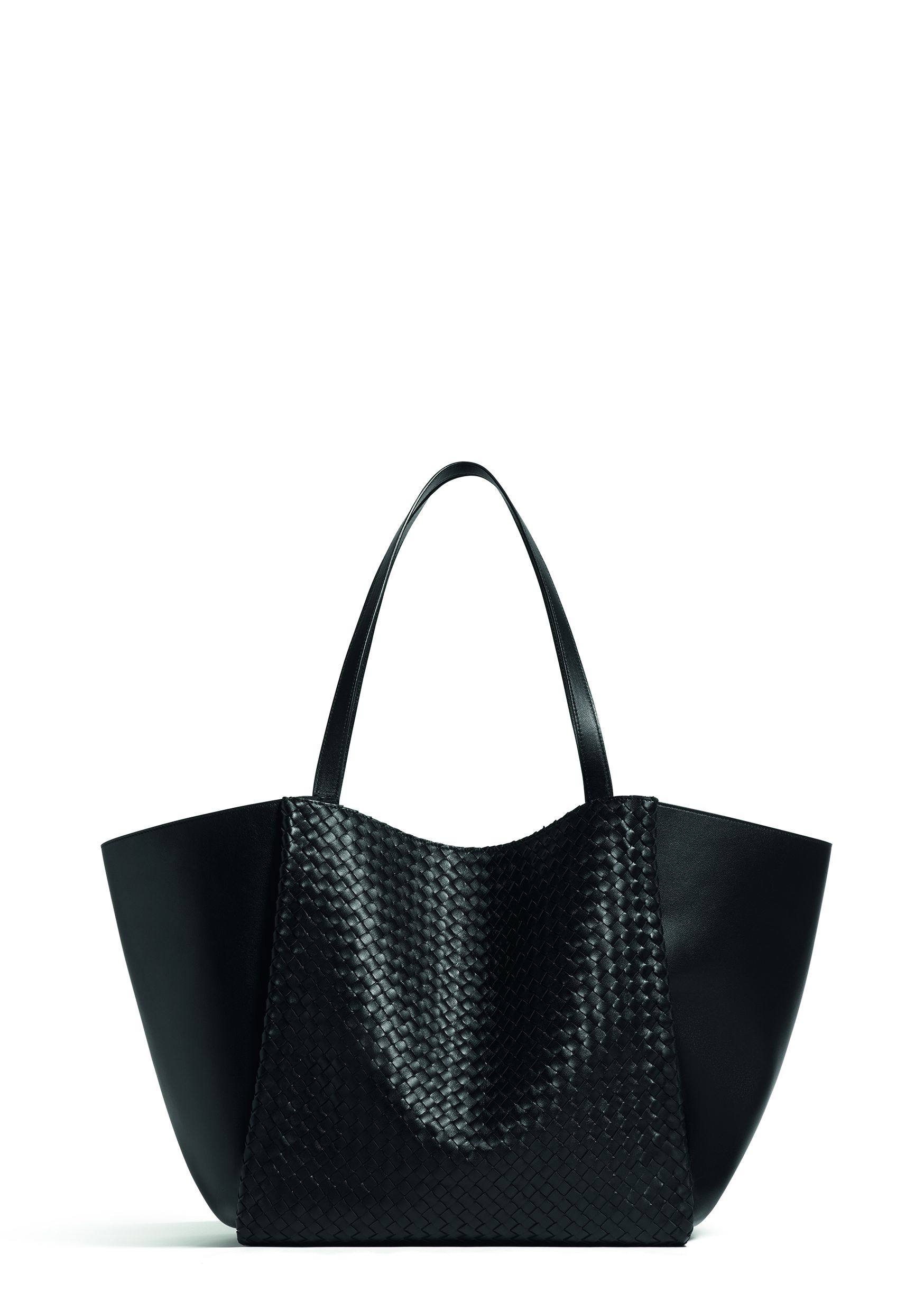 حجم كبير وتصميم أنيق يميزان حقيبة Corso من Bottega Veneta