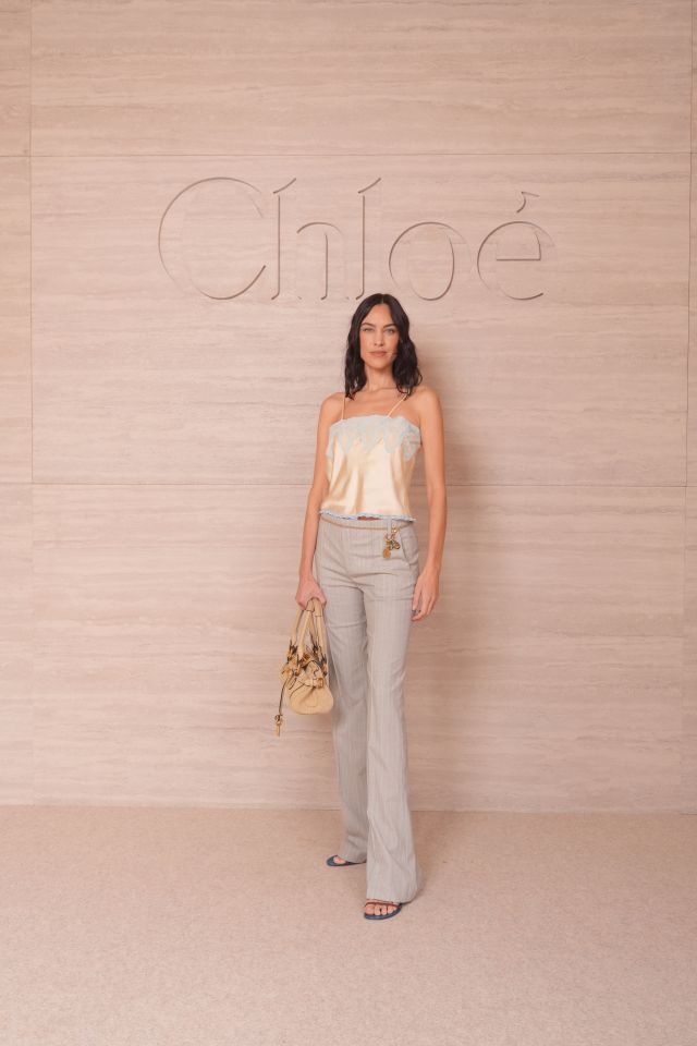 Alexa Chung في عرض Chloé لصيف 2027