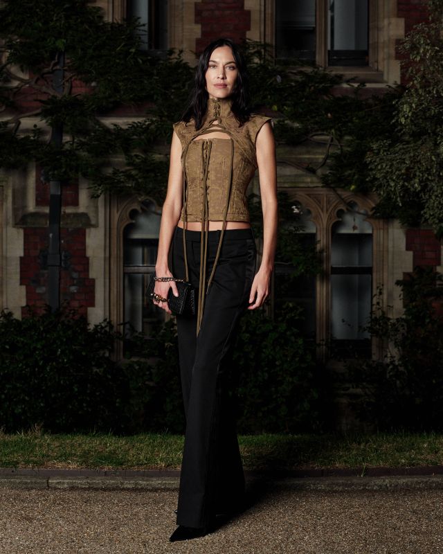  Alexa Chung في عرض McQueen لربيع وصيف 2027