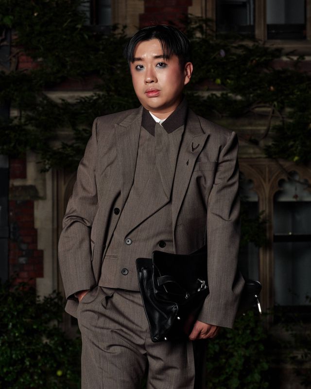 Declan Chan في عرض McQueen لربيع وصيف 2027