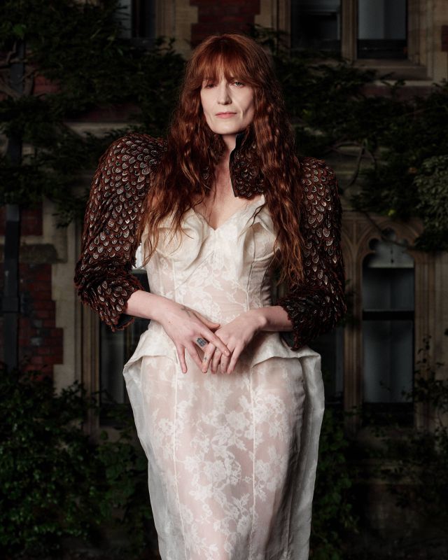 Florence Welch في عرض McQueen لربيع وصيف 2027