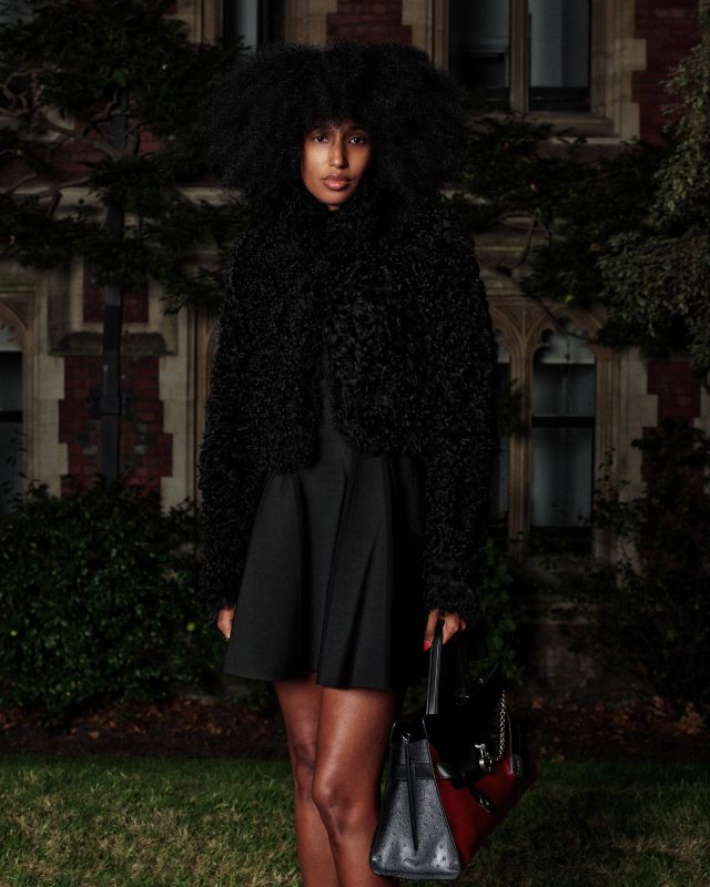 Julia Sarr-Jamois في عرض McQueen لربيع وصيف 2027
