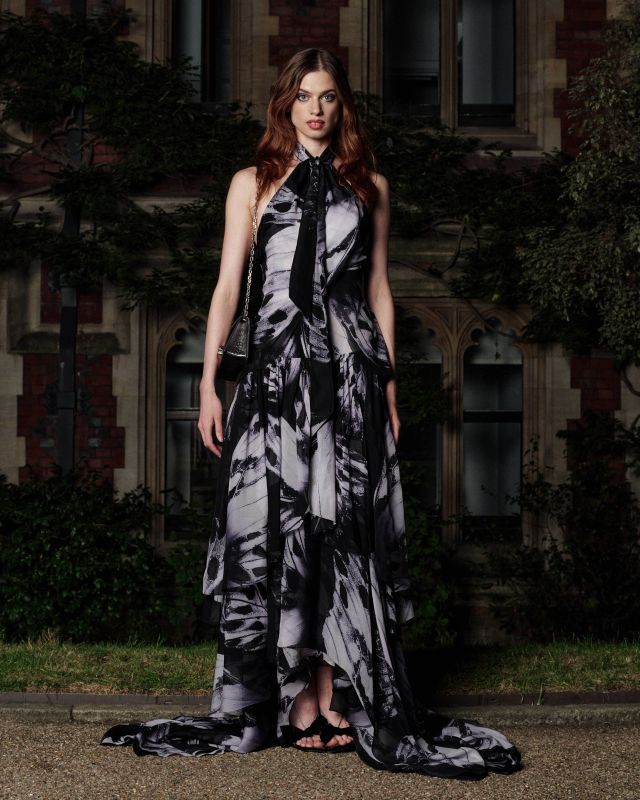 Lily McMenamy في عرض McQueen لربيع وصيف 2027