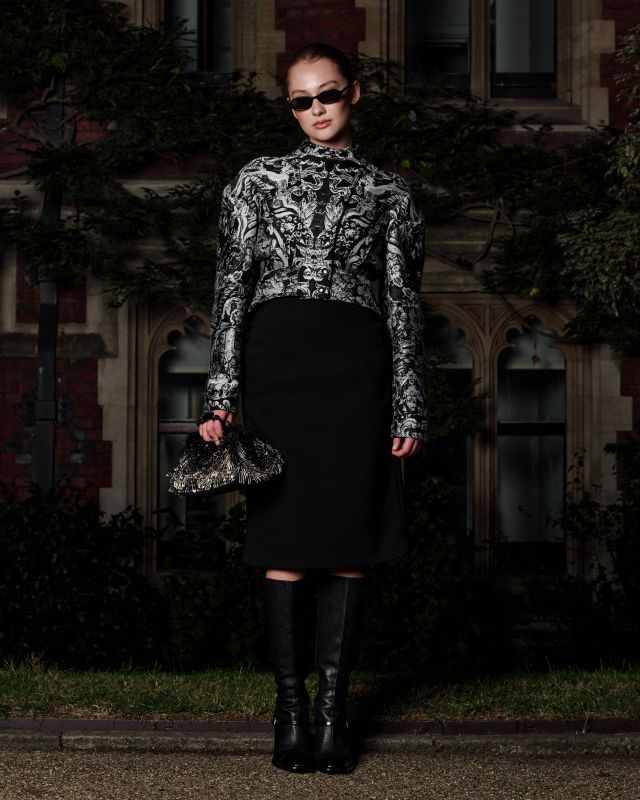Lola Tung في عرض McQueen لربيع وصيف 2027