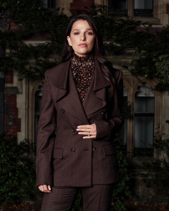 Marisa Abela في عرض McQueen لربيع وصيف 2027
