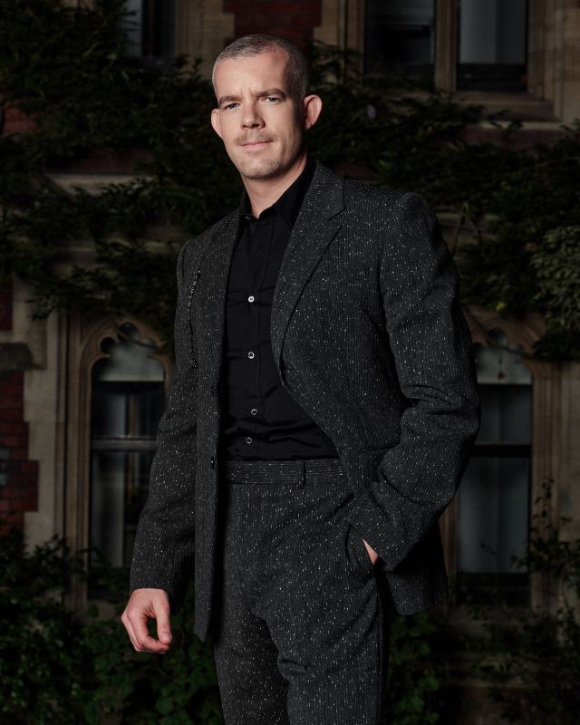 Russell Tovey في عرض McQueen لربيع وصيف 2027