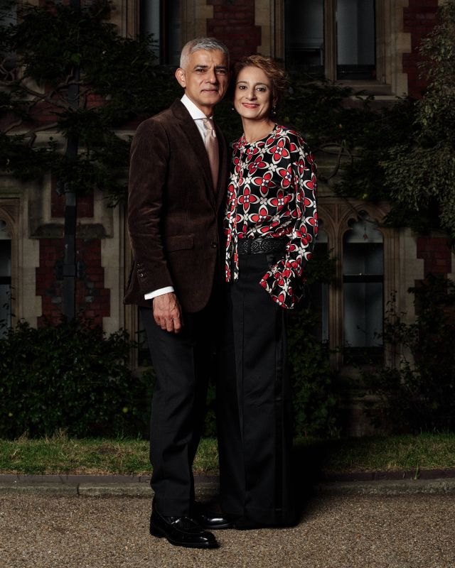 Sadiq Khan وSaadiya Khan في عرض McQueen لربيع وصيف 2027
