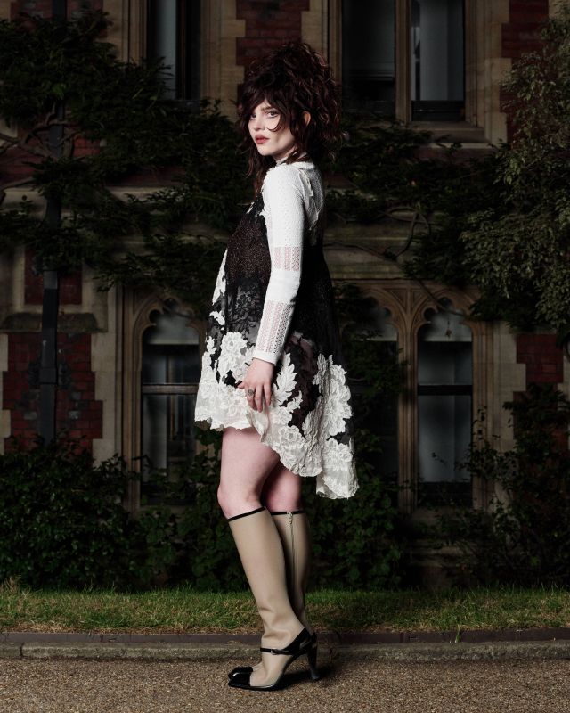 Sophie Thatcher في عرض McQueen لربيع وصيف 2027