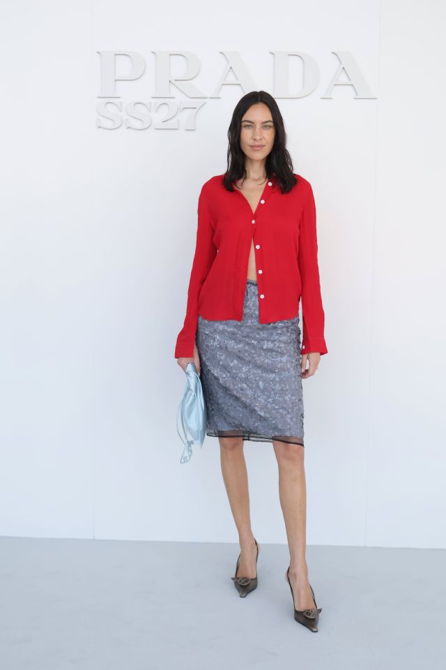 Alexa Chung في عرض Prada لربيع وصيف 2027