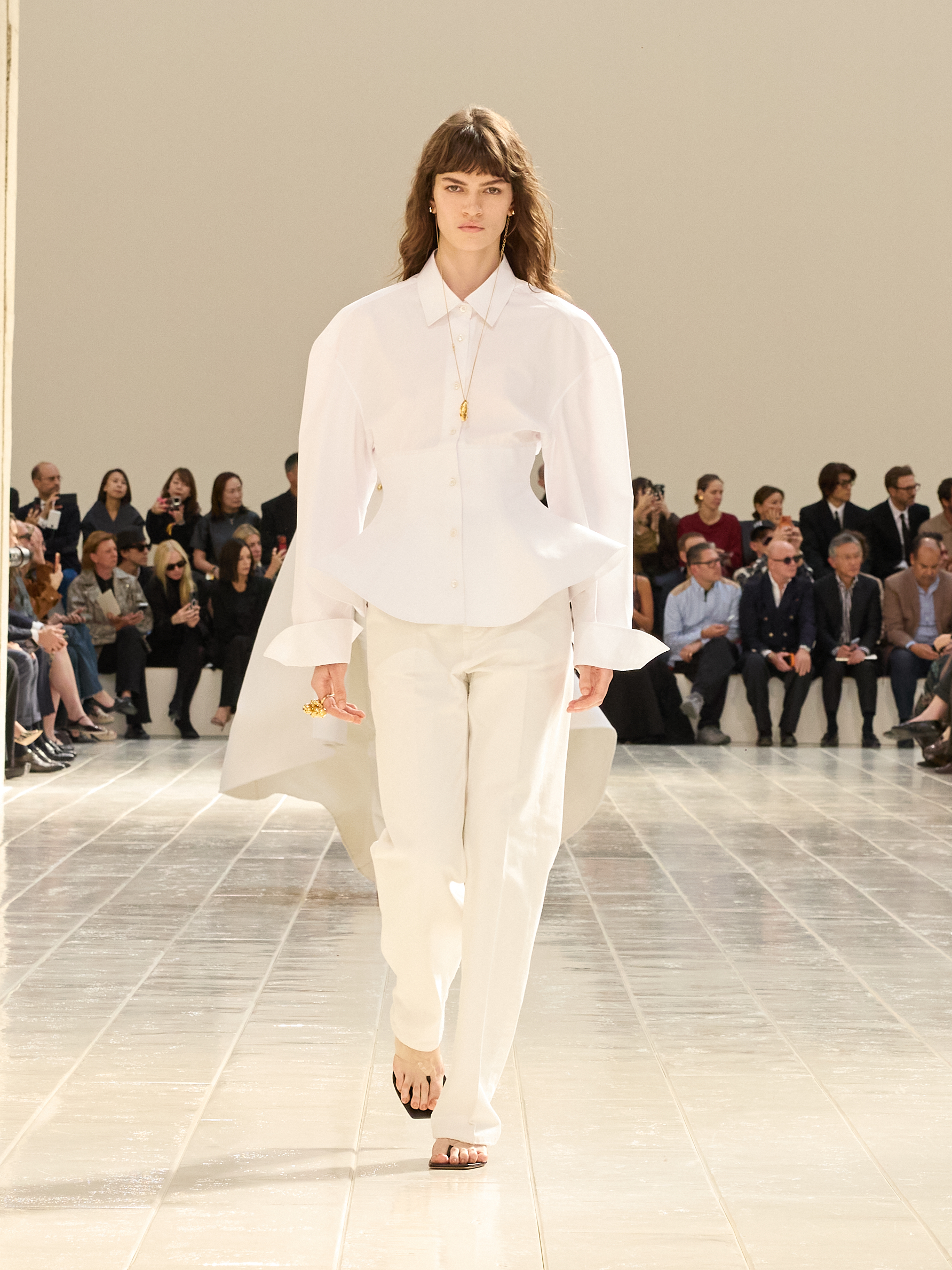 من مجموعة أزياء Balenciaga لصيف 2027 من مجموعة أزياء Balenciaga لصيف 2027