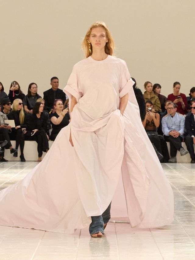 من مجموعة أزياء Balenciaga لصيف 2027