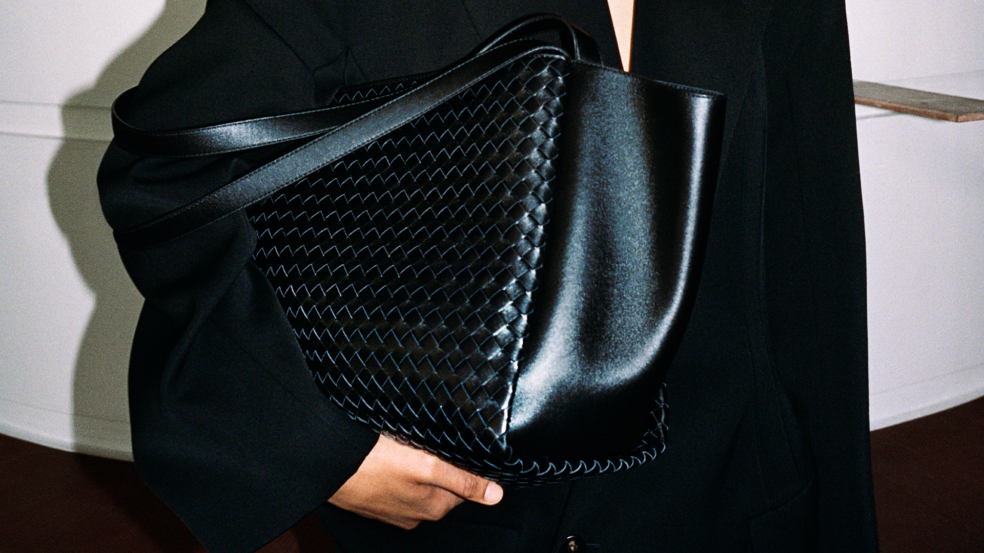 Corso من Bottega Veneta، أناقة عصرية بتصميم رحب Corso من Bottega Veneta، أناقة عصرية بتصميم رحب