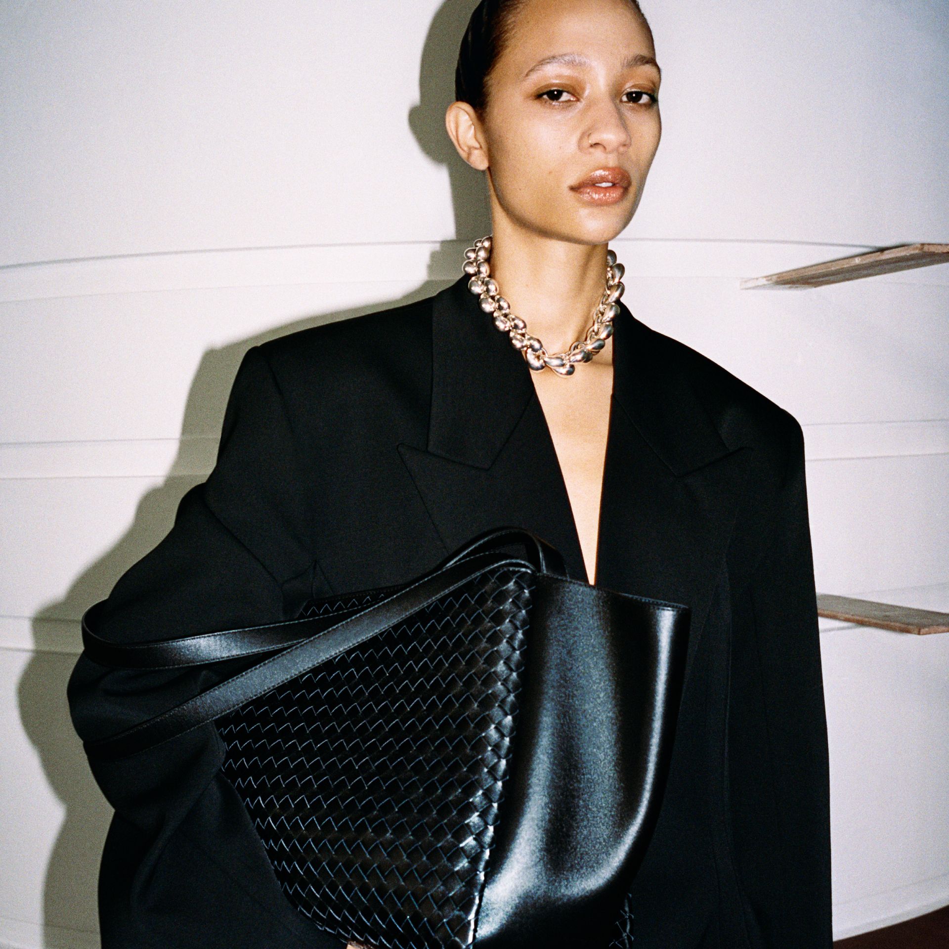 حقيبة Corso من Bottega Veneta بتصميم عصري وحضور لافت