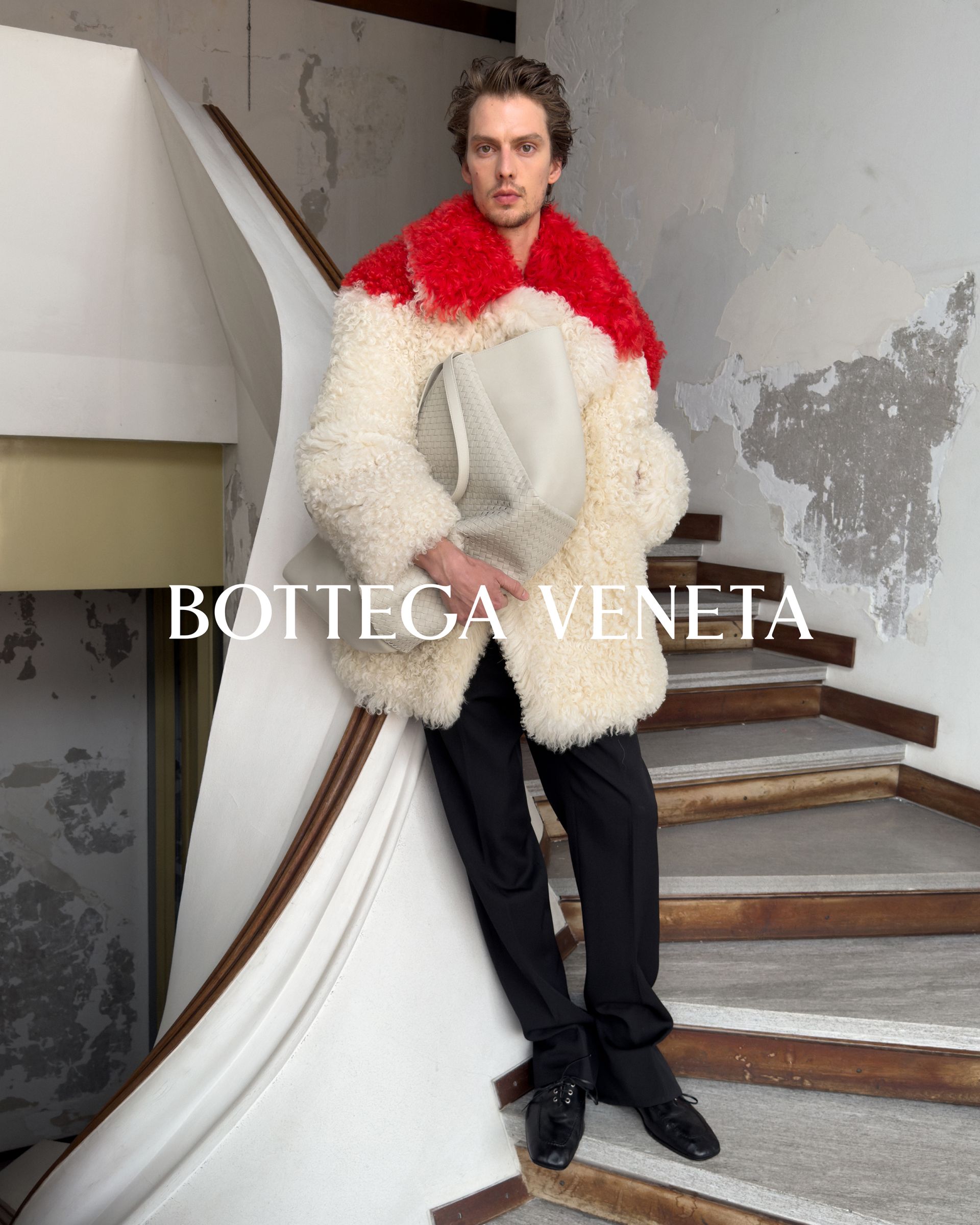 حقيبة Corso من Bottega Veneta بتصميم عصري وحضور لافت
