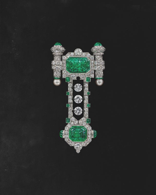جوهرة أرشيفية من Boucheron – بروش مرصّع بزمرد منحوت