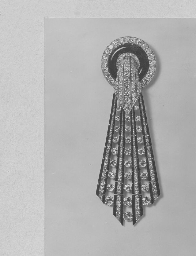 جوهرة أرشيفية من Boucheron – بروش مرصّع بزمرد منحوت