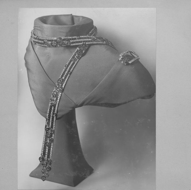 جوهرة أرشيفية من Boucheron – عقد بتصميم وشاح مزين بزخارف نباتية