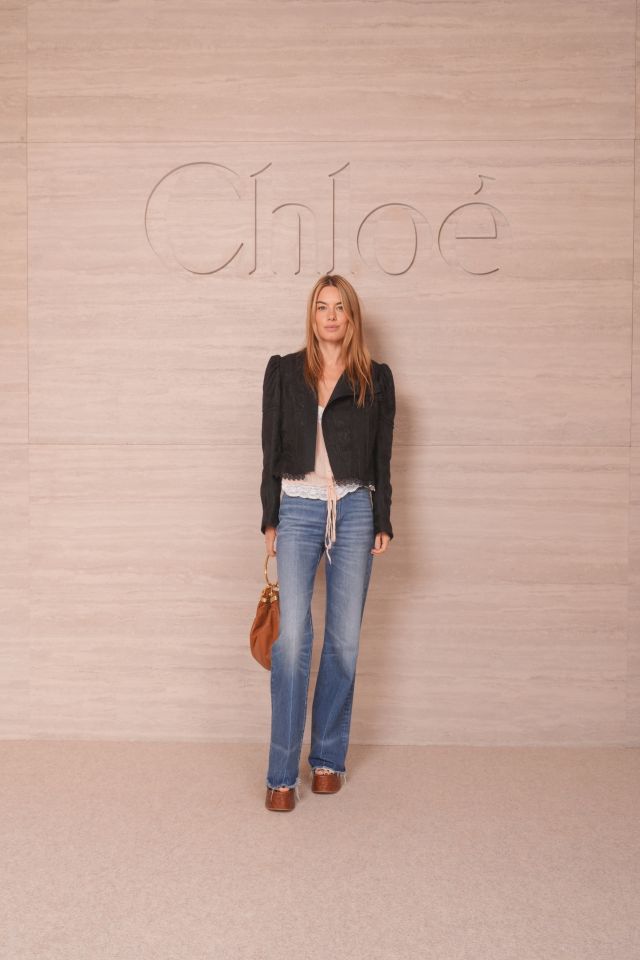 Camille Rowe في عرض Chloé لصيف 2027