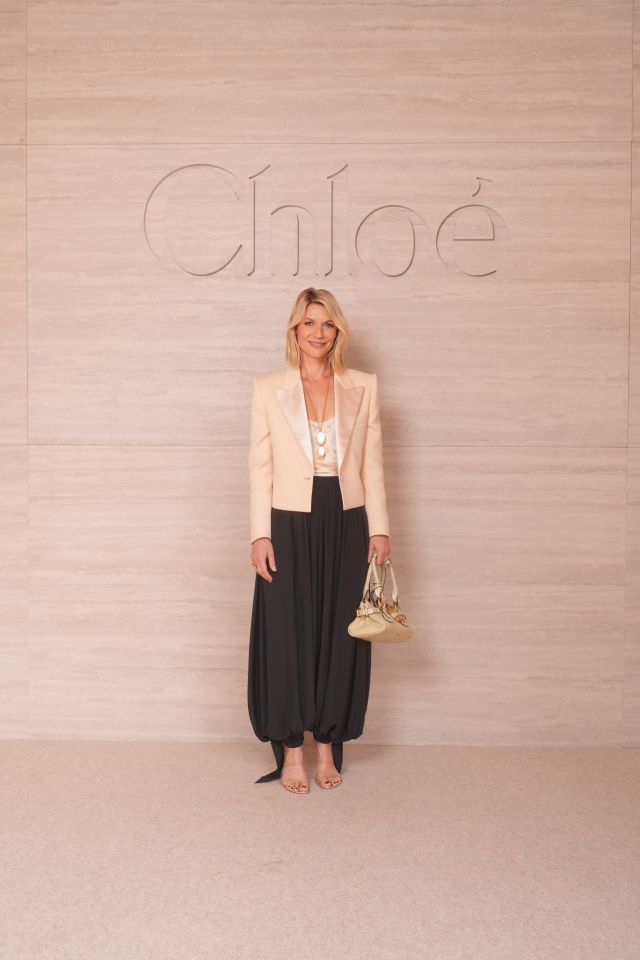 Claire Danes في عرض Chloé لصيف 2027
