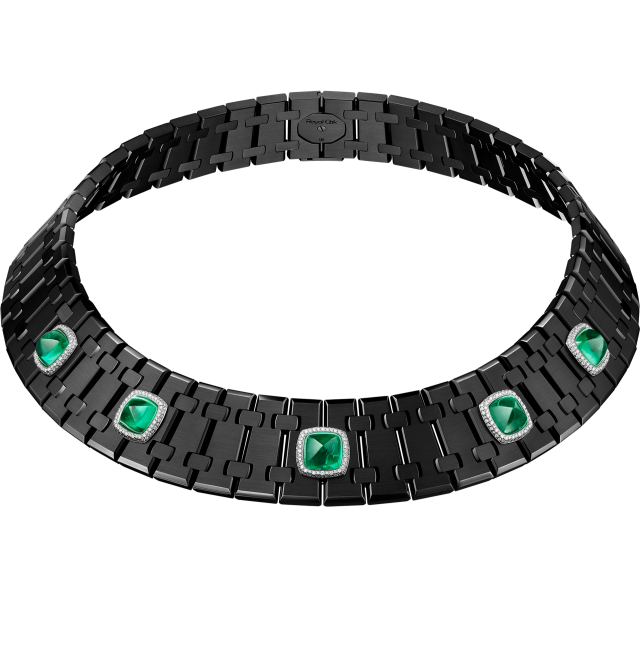 عقد من مجموعة مجوهرات Royal Oak Joaillerie من التيتانيوم والزمرد من Audemars Piguet
