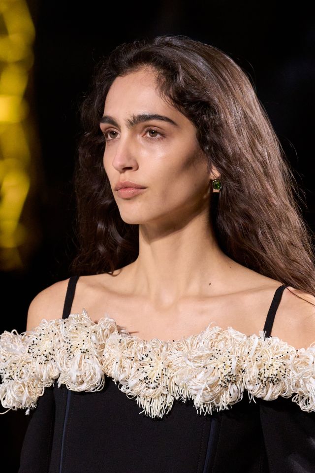 جمال مشرق وبشرة متوهّجة في إطلالة Chanel