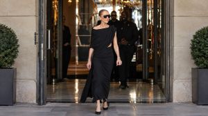 سيلين ديون تتألق بالأسود من Balenciaga: فستان درابيه ساحر