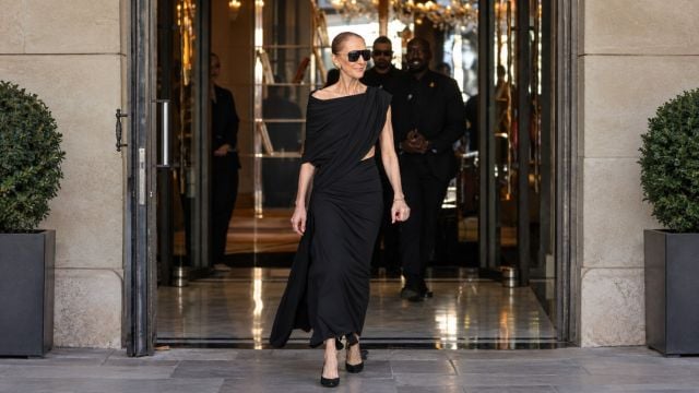 سيلين ديون تتألق بالأسود من Balenciaga: فستان درابيه ساحر