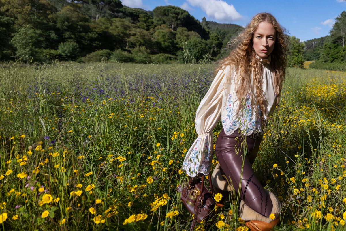 Chloé تكشف عن أزياء خريف 2026 في أحضان الطبيعة
