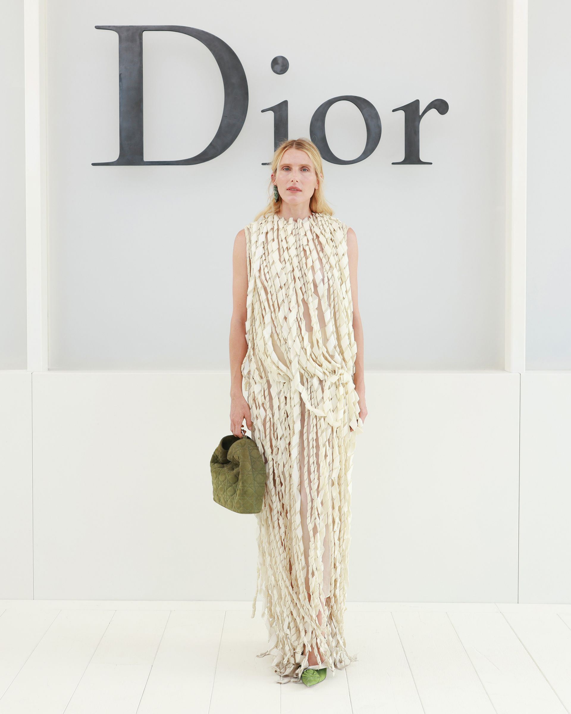 Dree Hemingway في عرض Dior لصيف 2027