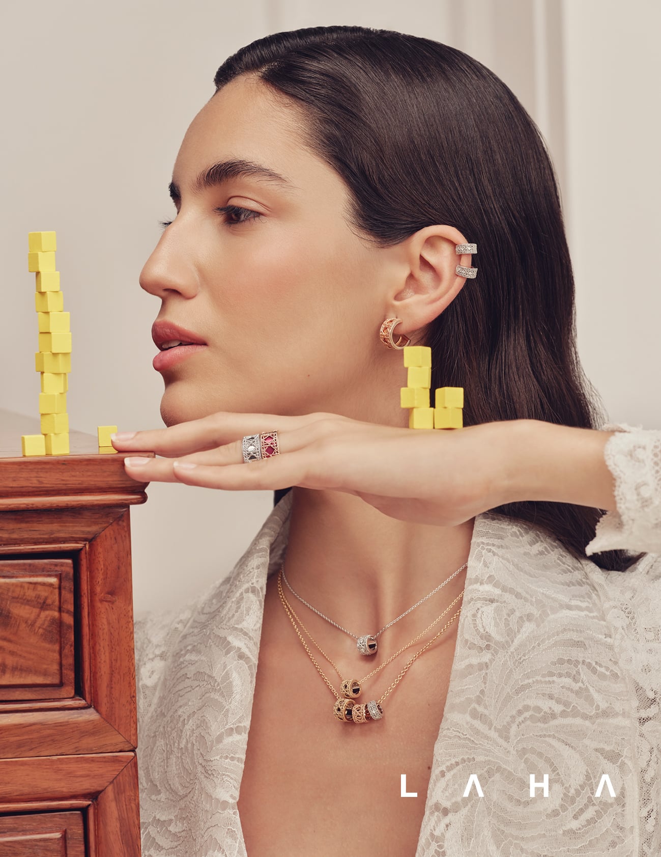أقراط My Dior من الذهب الأبيض ومرصّعة بالألماس