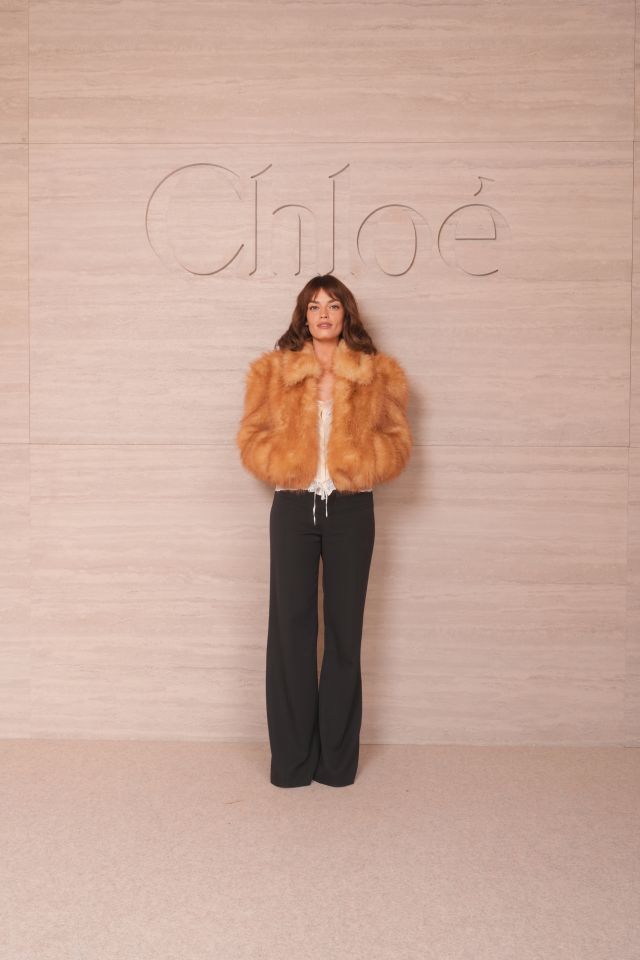 Emma Mackey في عرض Chloé لصيف 2027