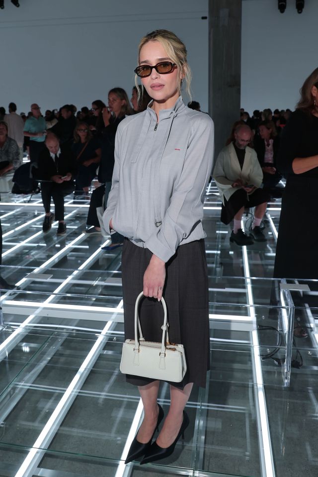 Emilia Clarke في عرض Prada لربيع وصيف 2027