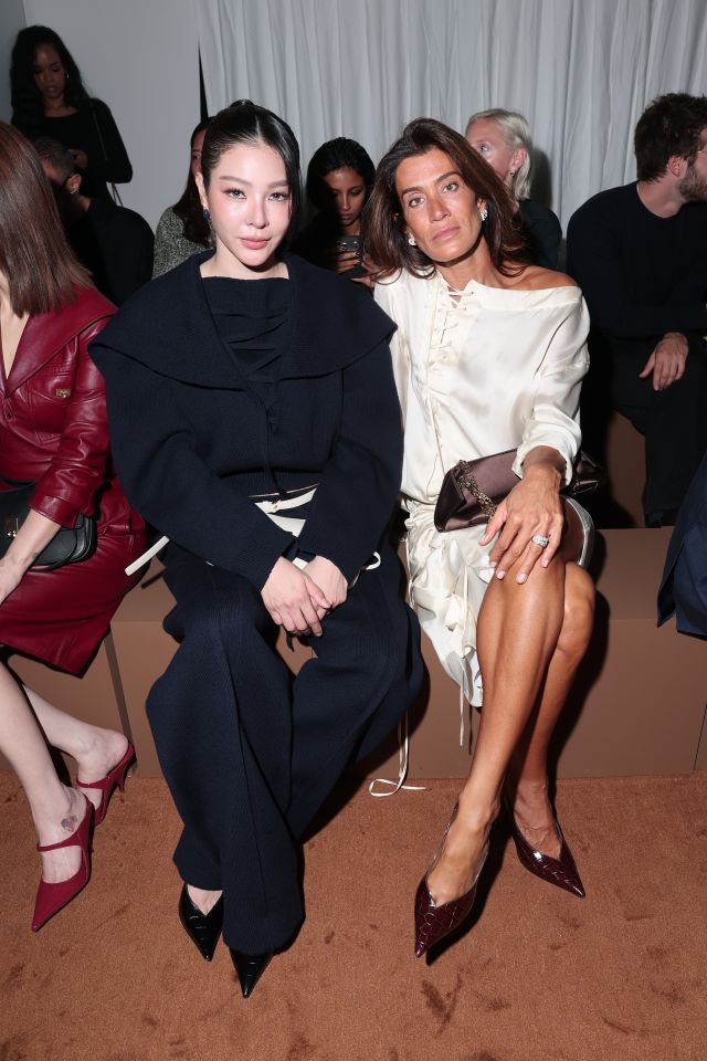 Faye Peraya و Martina Bianchi في عرض Ferragamo لربيع وصيف 2027