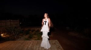 الدانتيل الأبيض والفيونكة السوداء.. أسرار أناقة هنا الزاهد بالجونة