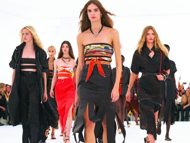 سحر الفخامة الصامتة: Hermès تكشف عن مجموعتها النسائية لربيع وصيف 2027