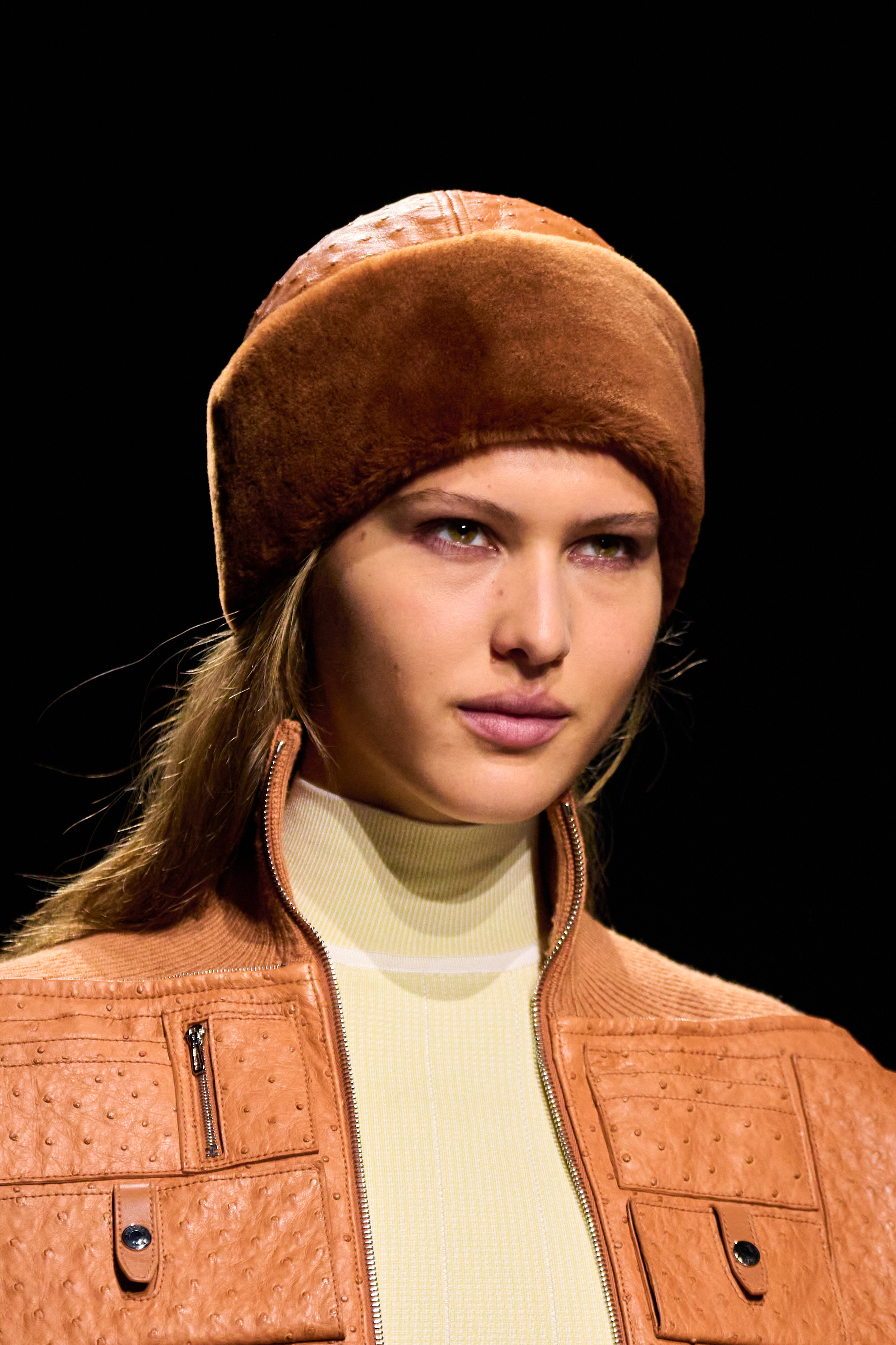 إطلالة من Hermès ببشرة مشرقة وطبيعية إطلالة من Hermès ببشرة مشرقة وطبيعية