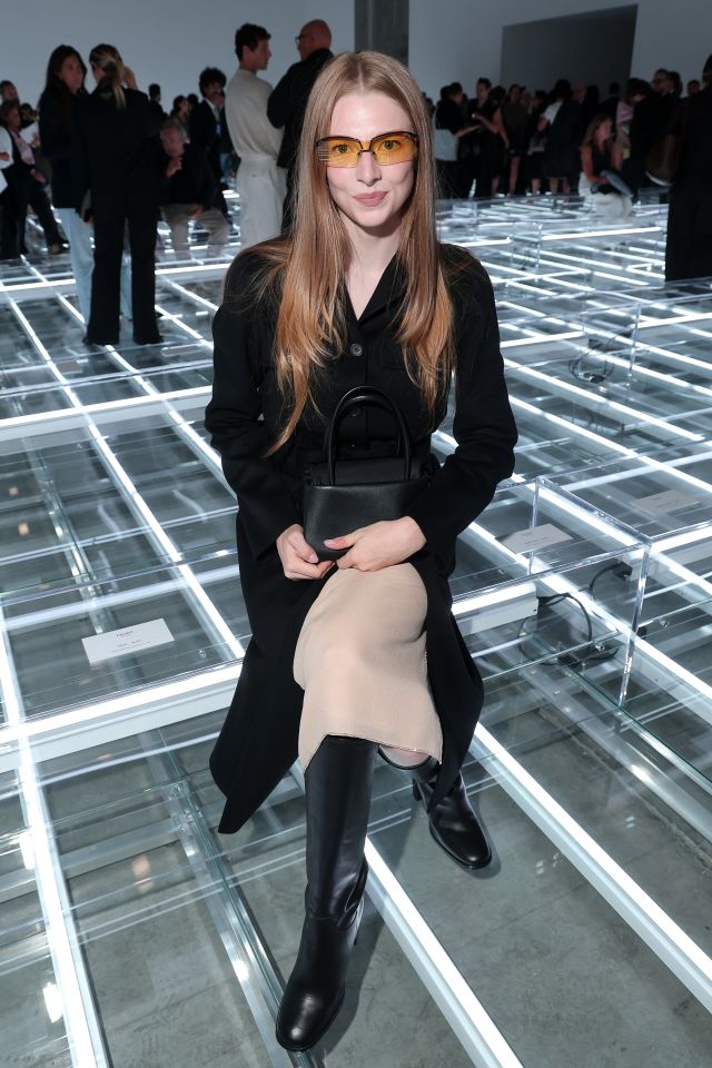 Hunter Schafer في عرض Prada لربيع وصيف 2027