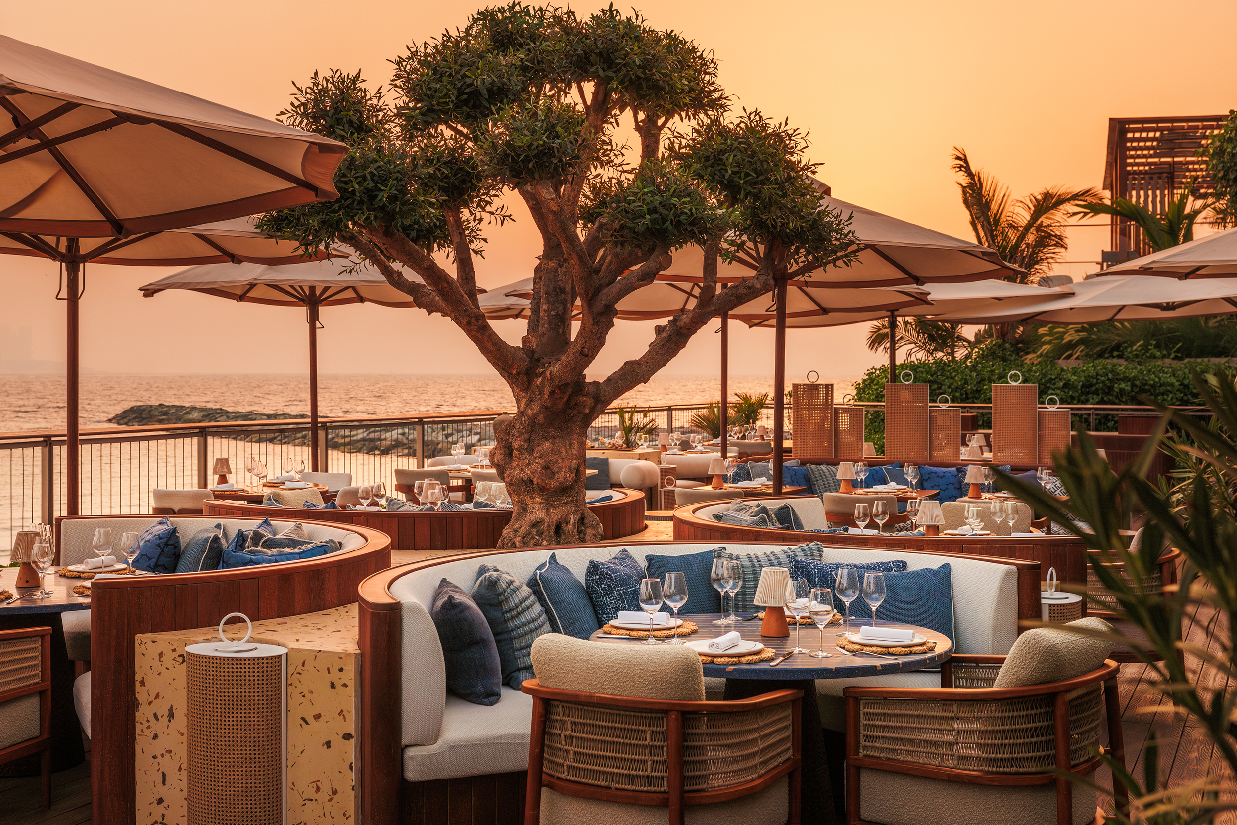 تراس مطعم Iliana في Jumeirah Marsa Al Arab عند الغروب