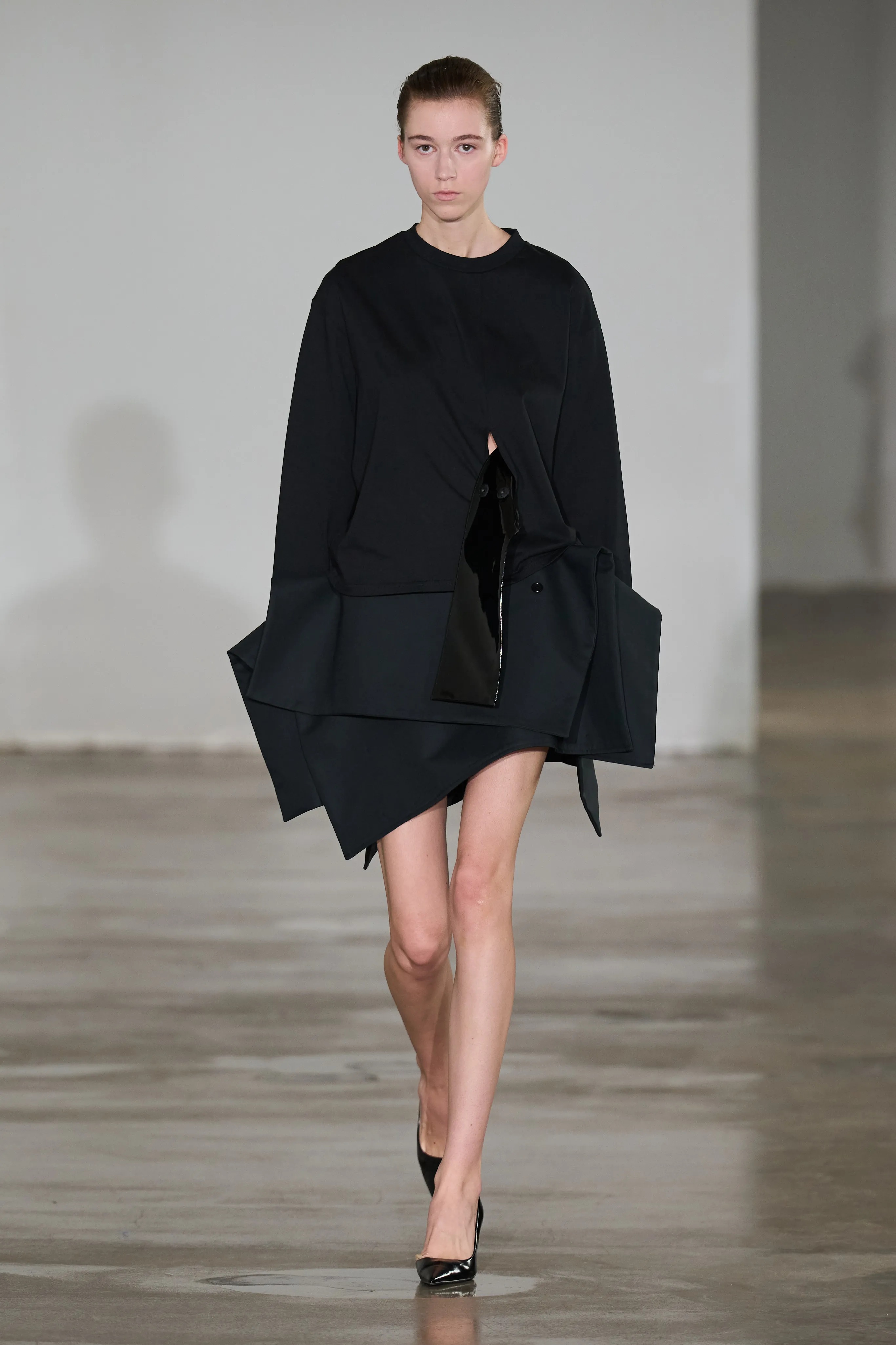 إطلالة من مجموعة LII لربيع وصيف 2027، ضمن موسم شهد تجارب في النسب والقصّات وطرق تنسيق الملابس.