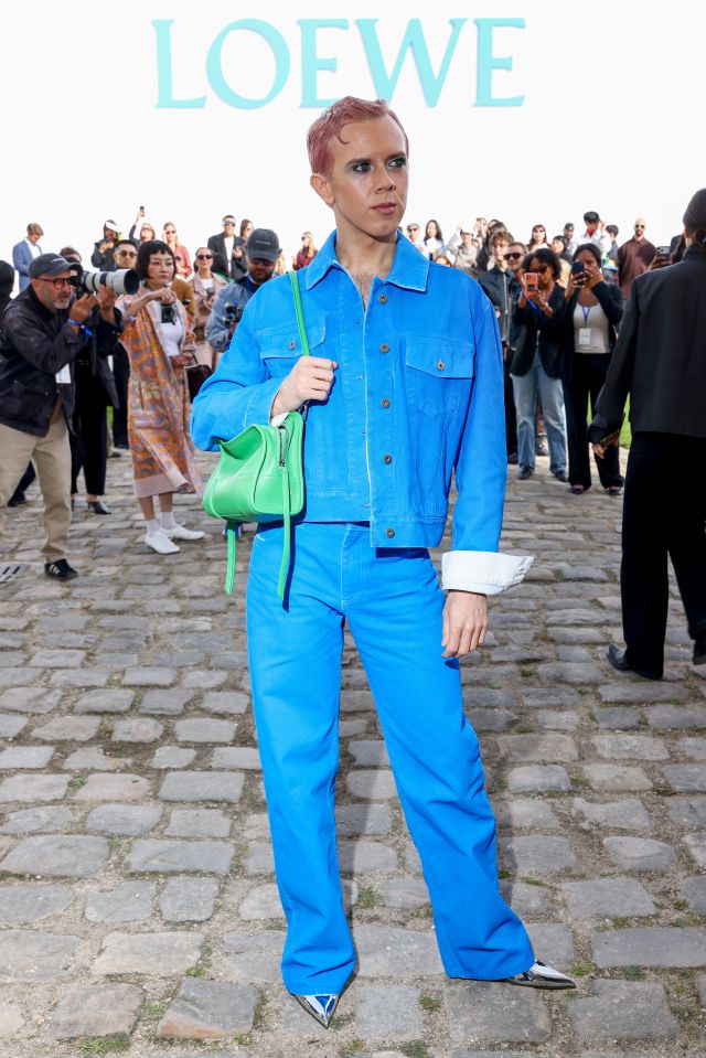 Cole Escola في عرض أزياء LOEWE لربيع وصيف 2027