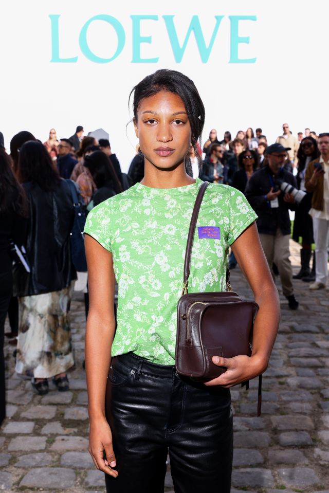 Laïka Blanc-Francard في عرض أزياء LOEWE لربيع وصيف 2027