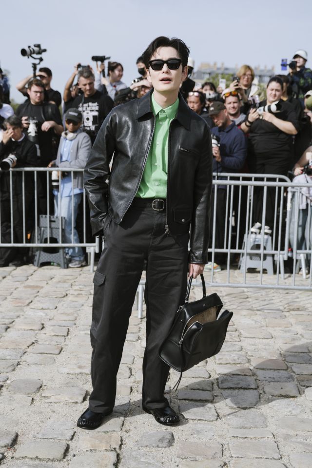 Masaki Okada في عرض أزياء LOEWE لربيع وصيف 2027