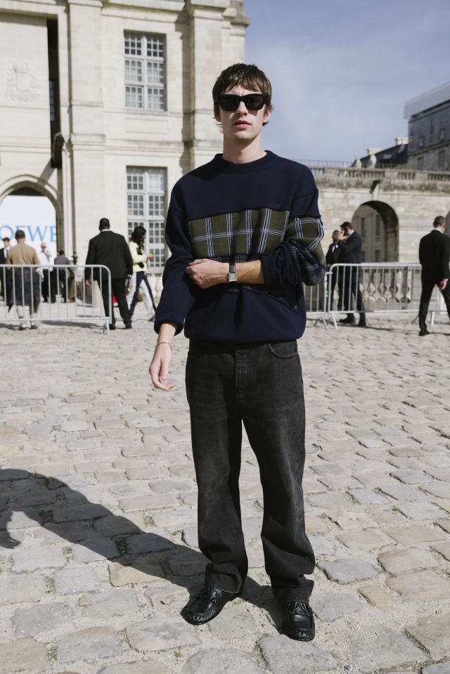 Spike Fearn في عرض أزياء LOEWE لربيع وصيف 2027