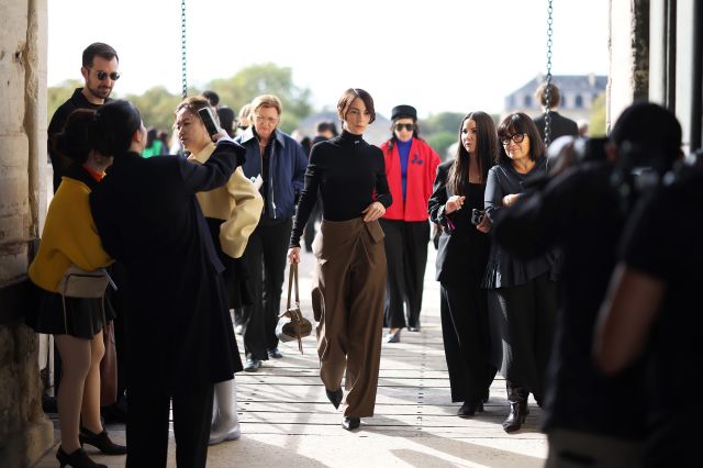 Victoria Luengo في عرض أزياء LOEWE لربيع وصيف 2027