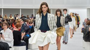 حين تلتقي شمس أندلسيا بالبراغماتية الأميركية في عرض LOEWE الساحر