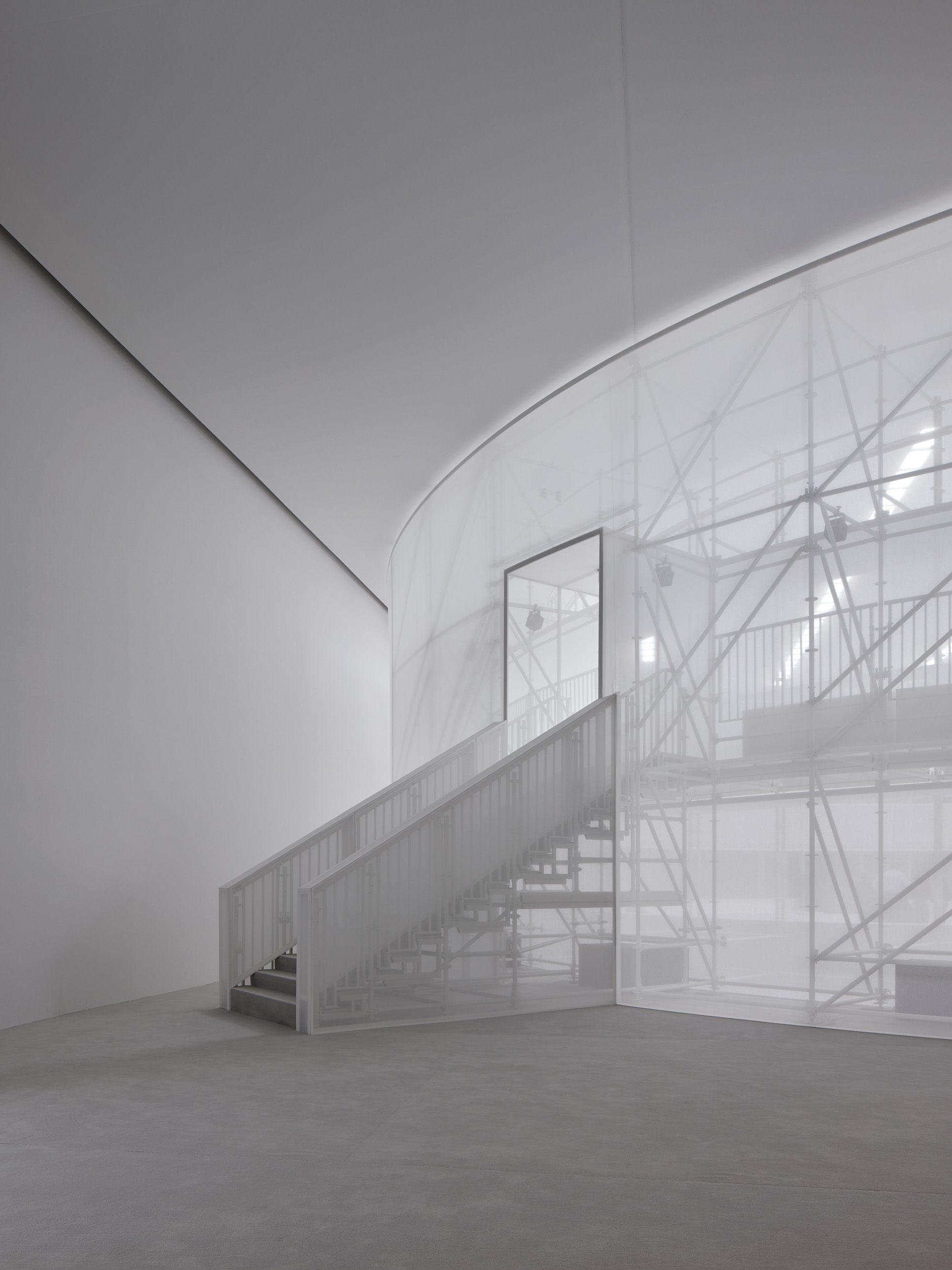 مساحة عرض LOEWE لربيع وصيف 2027 تصوير Paul Riddle