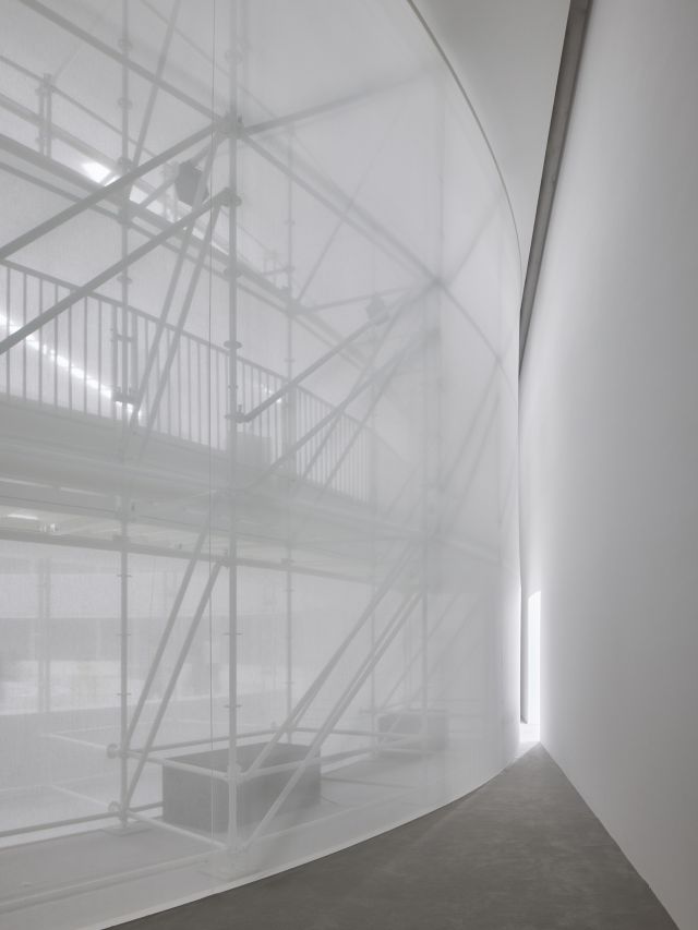 مساحة عرض LOEWE لربيع وصيف 2027 تصوير Paul Riddle