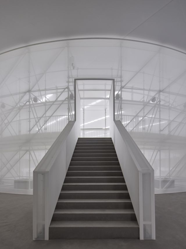 مساحة عرض LOEWE لربيع وصيف 2027 تصوير Paul Riddle